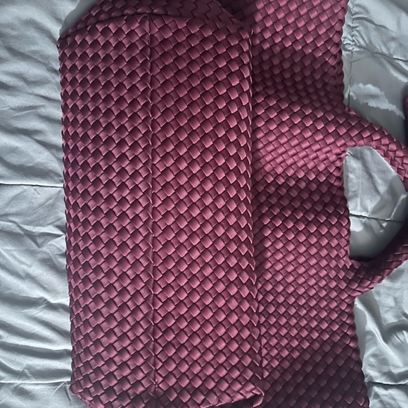 Elegant Red Woven Tote Bag - Picture 5 of 6